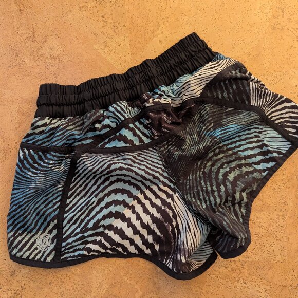 Size 6 Lululemon seawheeze shorts - Picture 2 of 2